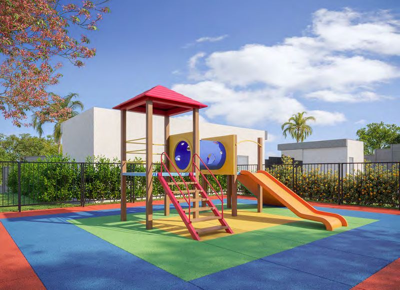 Playground colorido com escorregador